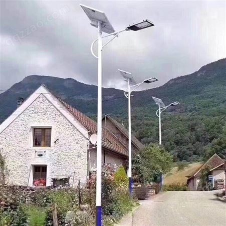新疆喀什太阳能路灯厂家生产6米太阳能路灯LED路灯灯头喷塑路灯灯杆朝旭路灯